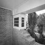 Detail van lantaarn bij hoofdentree.
<br/>
RCE, 2000